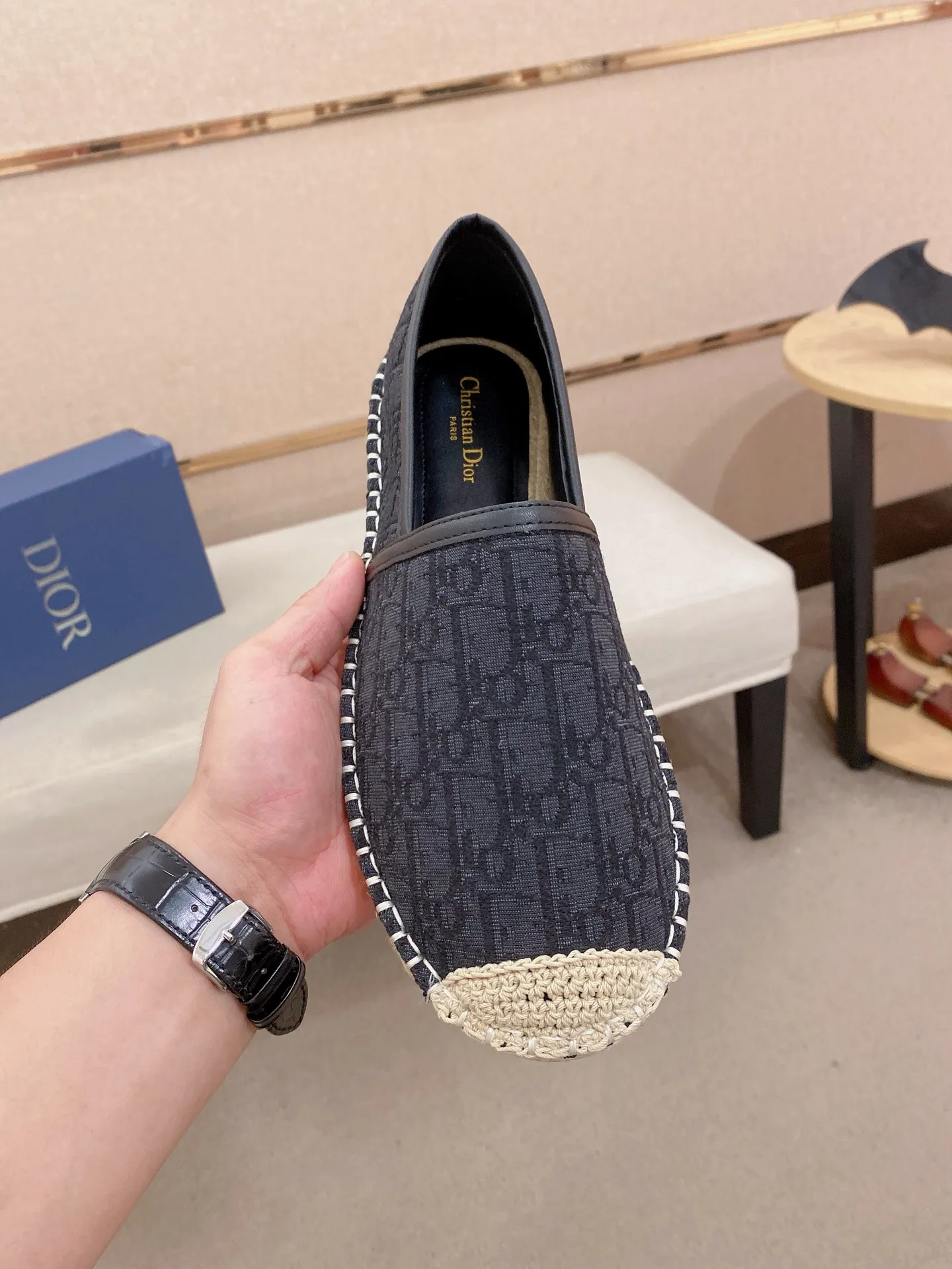 Factory price: 400💰High quality [Dior·Dior] 💫Men's latest slip-on Loaf casual shoes ✔️The original version is available at the counter simultaneously. 1:1 replica🏍️Fabrics: Italian imported fabrics, pure hand-drawn threads, raw rubber breathable and non-slip outsole, lining breathable and comfortable lambskin, 100% comfortable density, original rubber outsole wear-resistant ✔️Code number: 38-44, you deserve it, (Note: 37, 45, 46 can be customized, non-refundable and non-exchangeable)